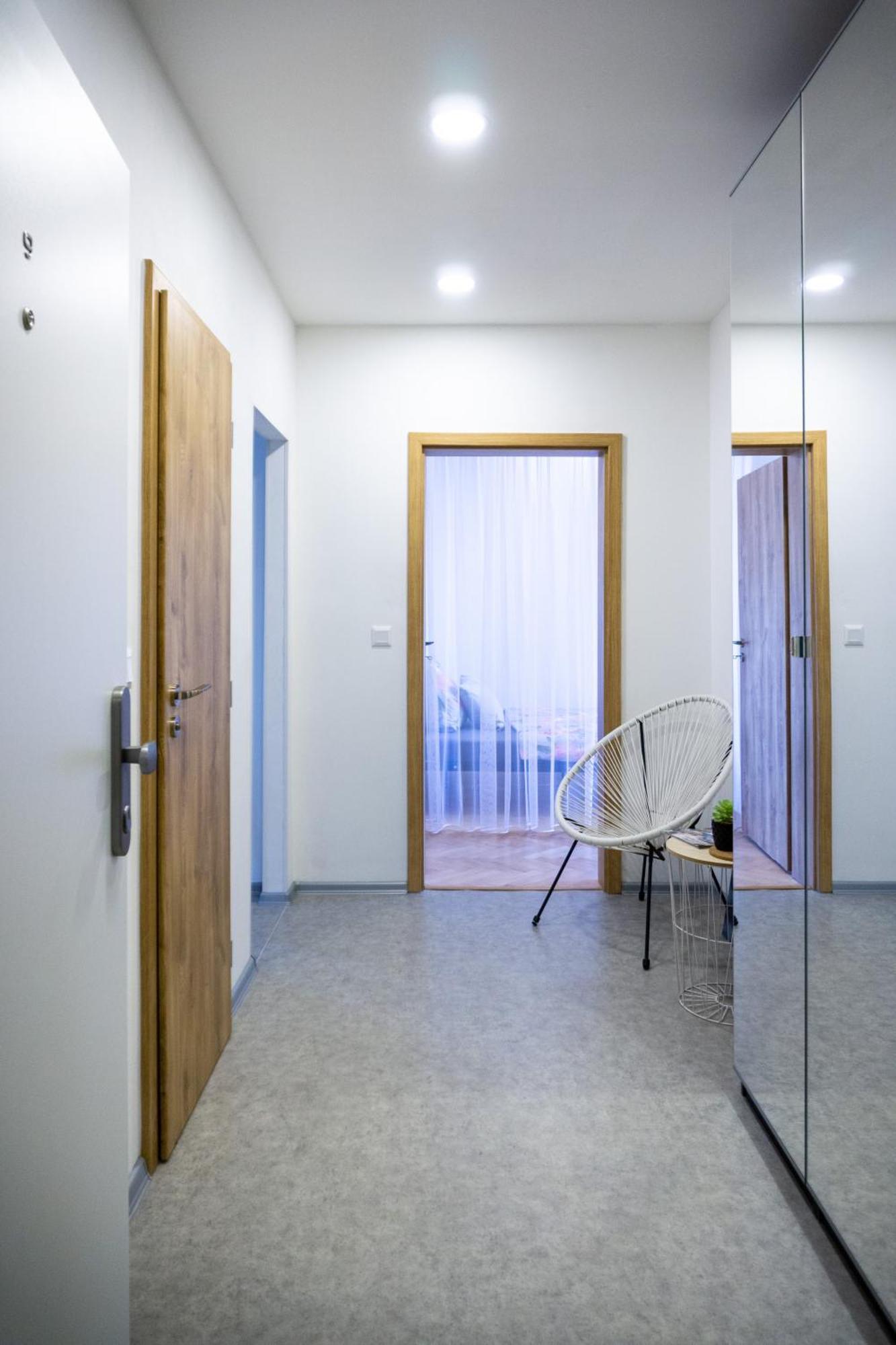 Jana's Wow Apt, 2br, Metro Next Door, Near The Airport Апартаменты Прага